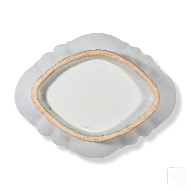 清 十八世紀 粉彩紋章圖盤三件 | TROIS ASSIETTES EN PORCELAINE À DÉCOR ARMORIÉ - 图2